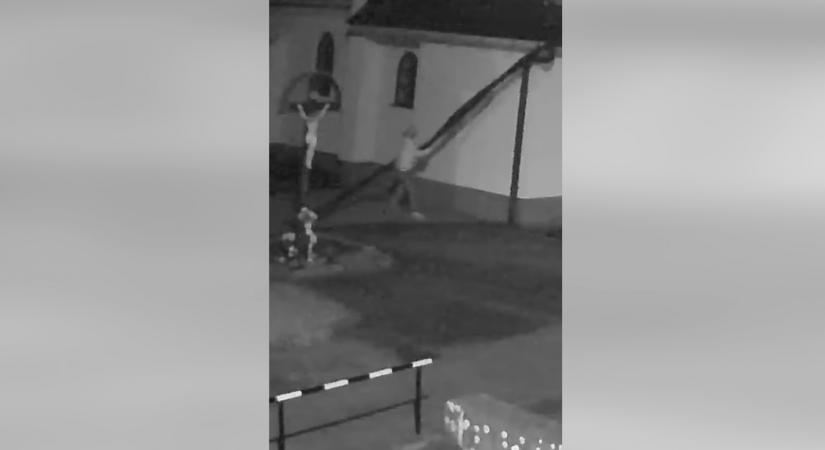 Váratlan tisztelgés: Magyarország ügyészsége méregerős, nehezen felejthető filmmel búcsúzik Tarr Bélától