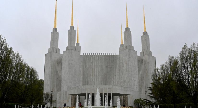 Ketten meghaltak egy mormon templom előtti lövöldözésben