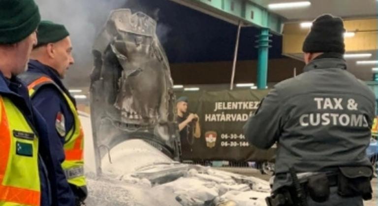 Lángra lobbant egy autó a röszkei határátkelőn, a járműben három gyerek is utazott