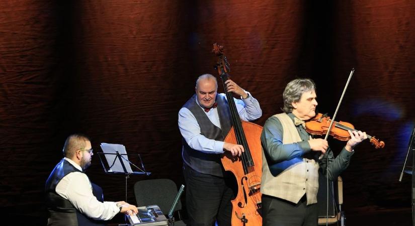 A Budapest Ragtime Band adott újévi koncertet Szekszárdon (videó)