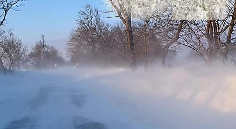 Hófúvás Fejérben: Utakat zártak le, több település megközelíthetetlen! (frissítve, videó)