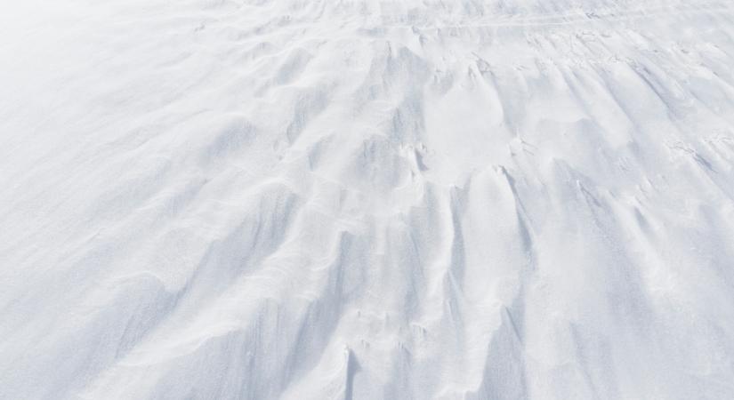 Tíz vármegyében narancs figyelmeztetés van érvényben a hófúvás miatt