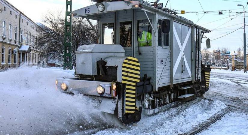 Ez a 115 éves gép dolgozik a hóeltakarításon Miskolcon: elképesztő, hogy még működik