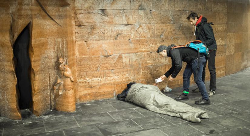 A rendőrök beviszik a hajléktalanokat