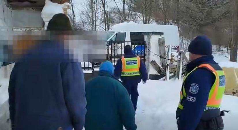 Pápai rendőrök mentettek meg két embert a fagyhaláltól (videó)