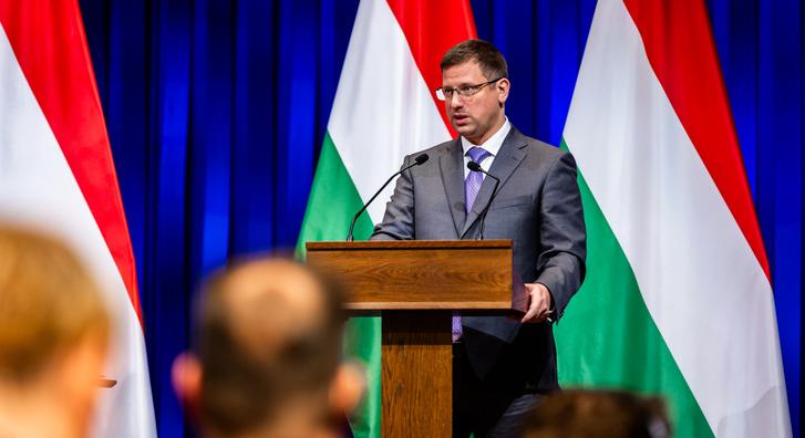 „A kormány több tagjának is feltűnt, hogy a Tisza Párt elnöke elmebeteg”