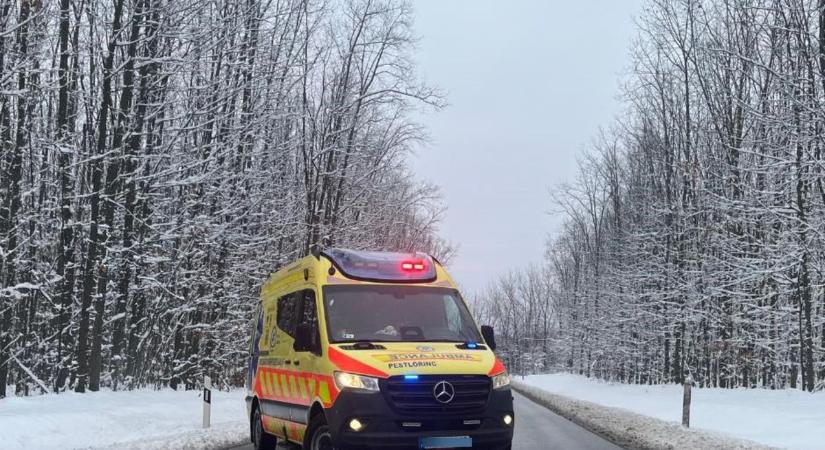 Több ezer riasztás, sérültek: a mentők harca a havazással