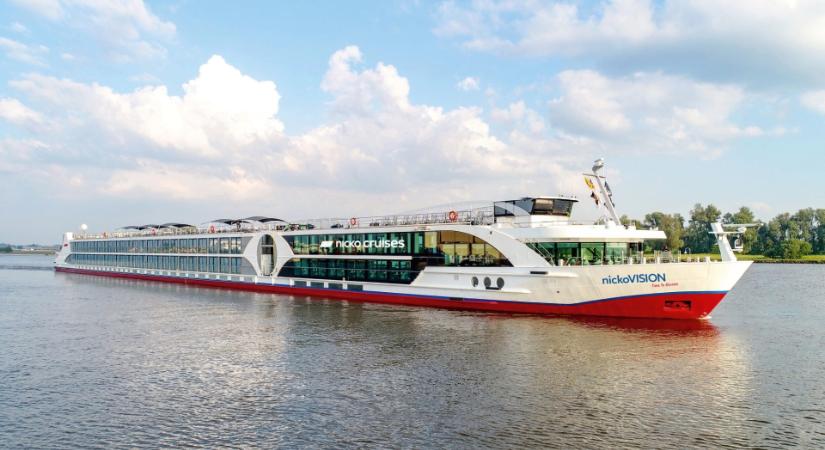 Elhagyta Gönyűt a szilveszterkor megfeneklett szállodahajó