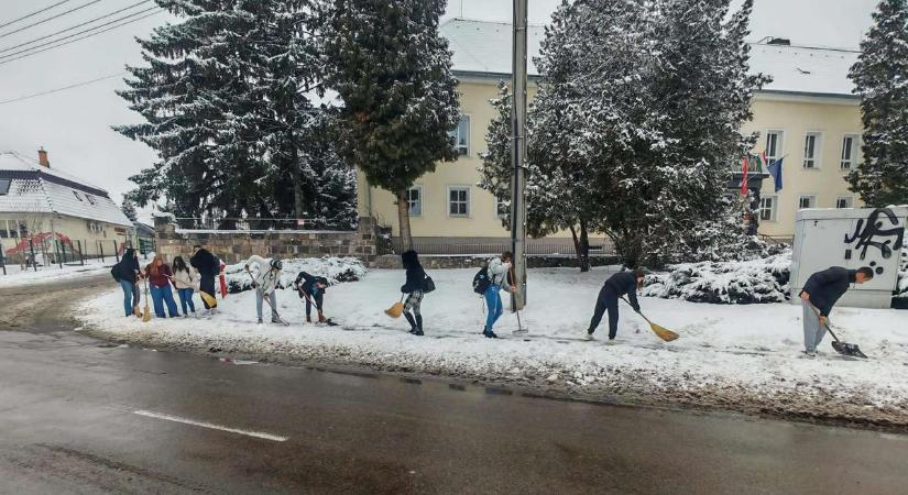 Segítő kezek a télben: a tanulók példamutató összefogással segítették az idősek otthonának lakóit