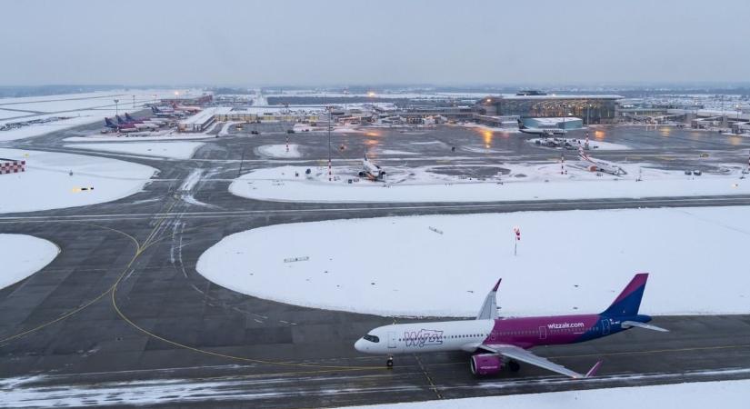 Látványos fotókon, ahogy a Liszt Ferenc Repülőtér kiszabadult a hó fogságából (GALÉRIA)