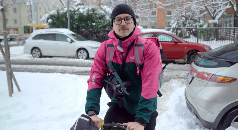 „Én ma még nem estem, de tuti, hogy fogok” – így melóznak a futárok a hóban