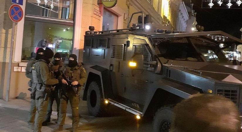 Mi folyik Pécsen? A TEK és a rendőrség is megjelent a Lánc utcánál