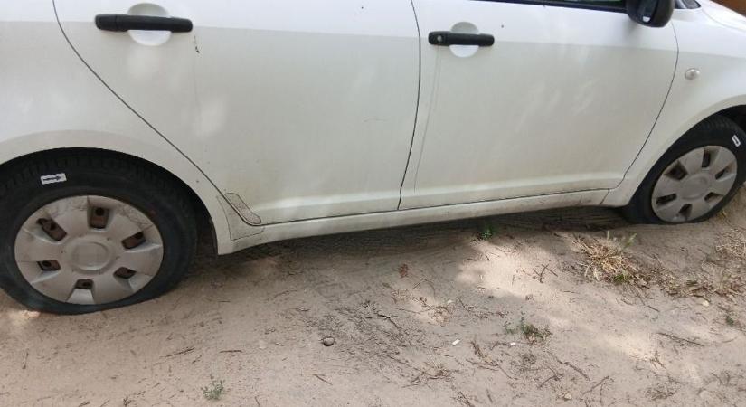 Számos autó gumiabroncsát megrongálta a bajai férfi, több százezer forint kárt okozott