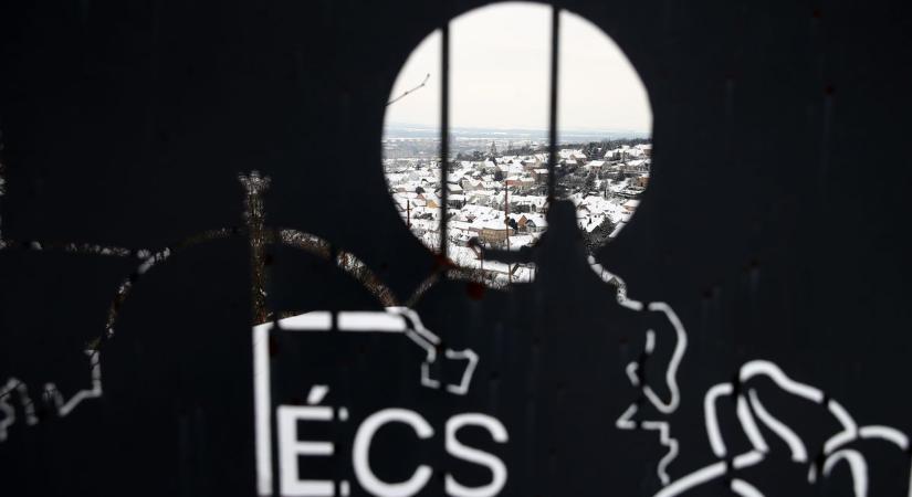 Hófátyol borítja Pécset, a szél lefújja a havat a tetőkről (VIDEÓ)