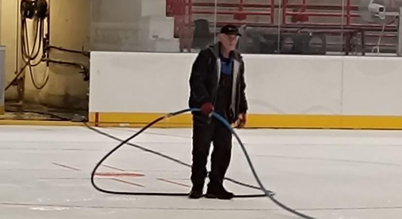 Remek hír: már fagyasztanak a jégcsarnokban!