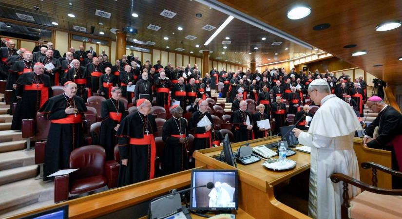 A világ bíborosai vesznek részt a XIV. Leó pápa által meghirdetett konzisztóriumon