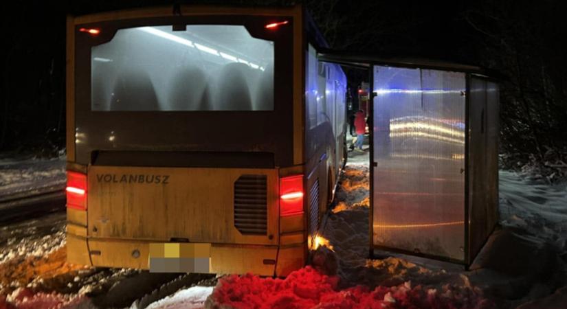 Hóban elakadt gépjárművek mentése adta a legtöbb munkát a tűzoltóknak