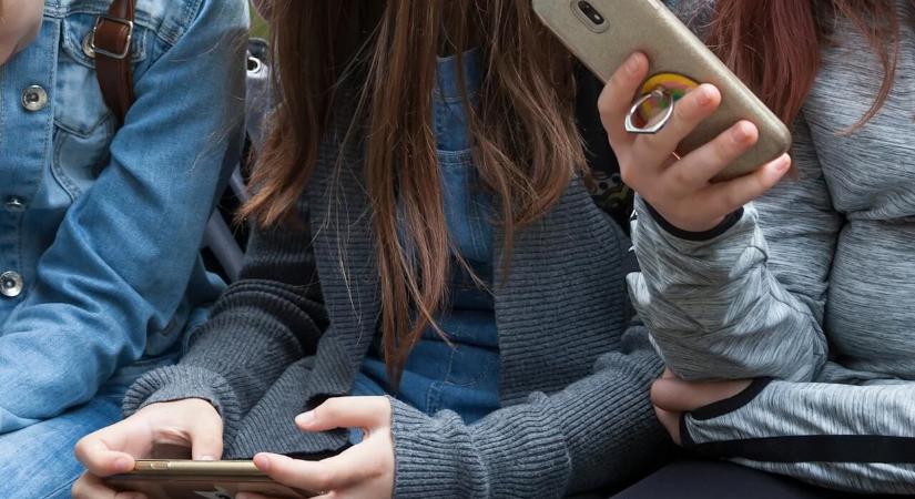 Újabb eszközt vetnek be az online zaklatókkal szemben a britek