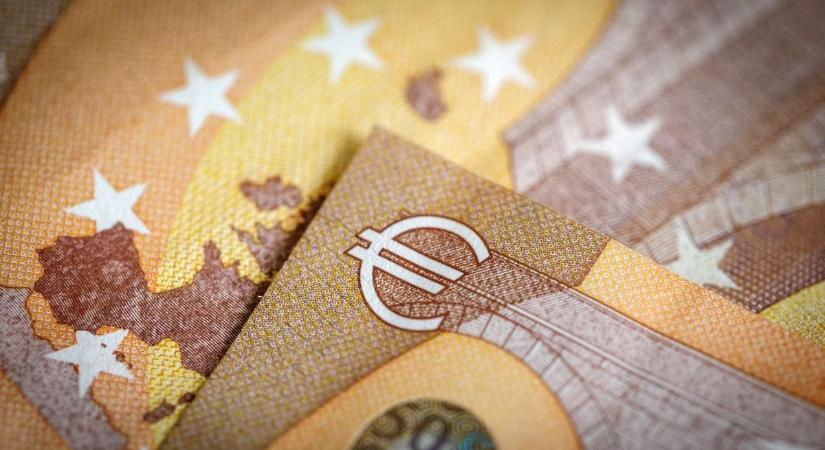 Lejtőre került a forint, az euró és a dollár mellett a régiós devizák is elszaladtak mellette