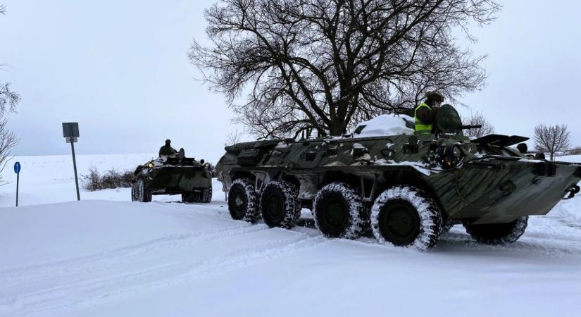 Harckocsikat csoportosítottak át a hó miatt, Pécsre is jött egy