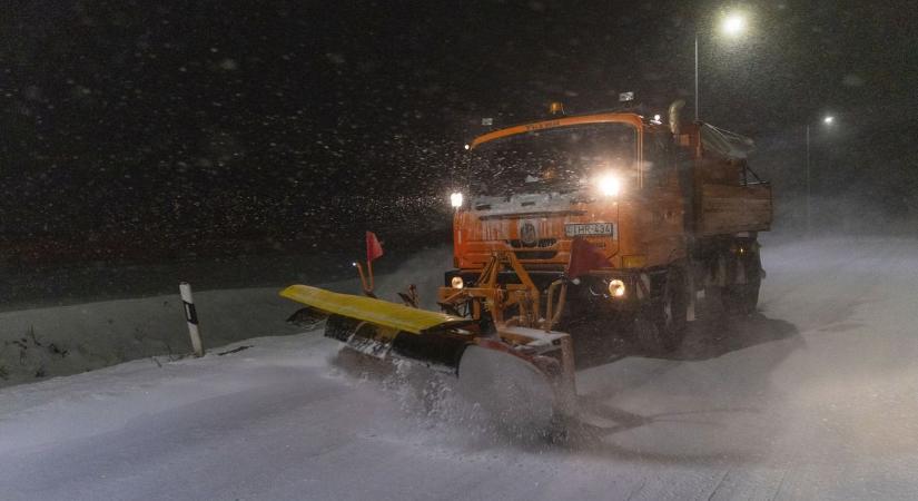 Folyamatos a havazás miatti munka, több mint kétszáz munkagép dolgozik a magyar közutakon