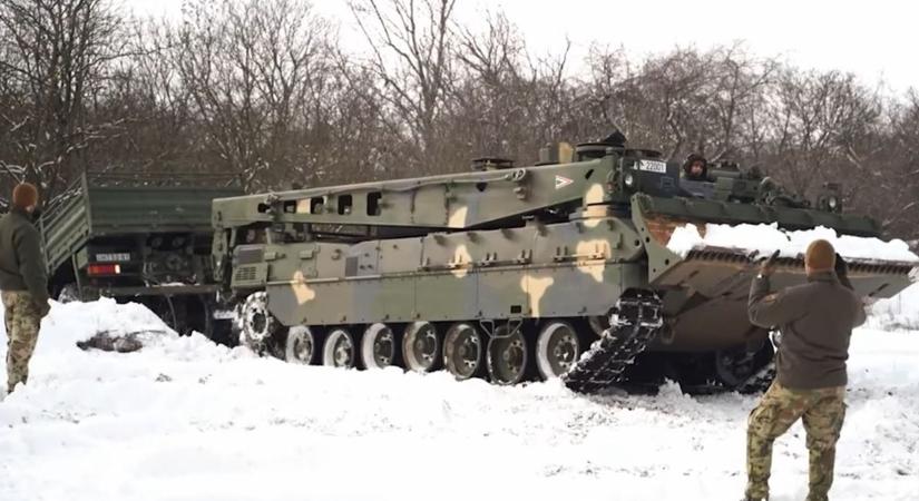 Megérkezett a katonai segítség: harckocsik és vontatók a hóhelyzetben