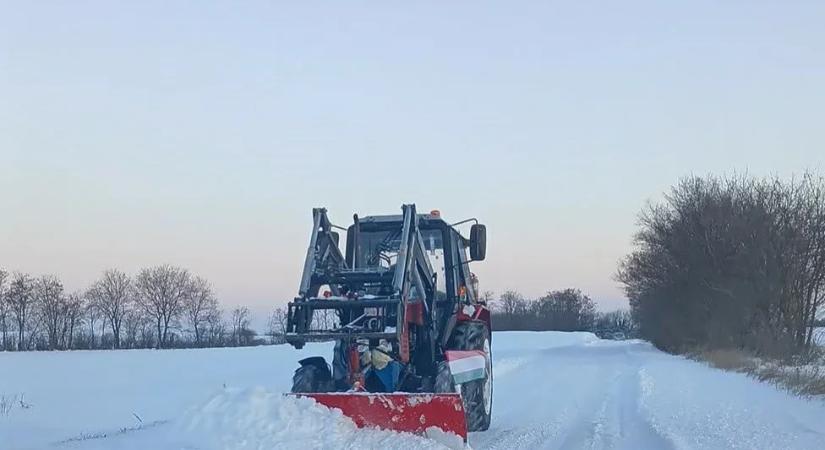 A hófúvások miatt Fejér megyében már több település megközelíthetetlen közúton