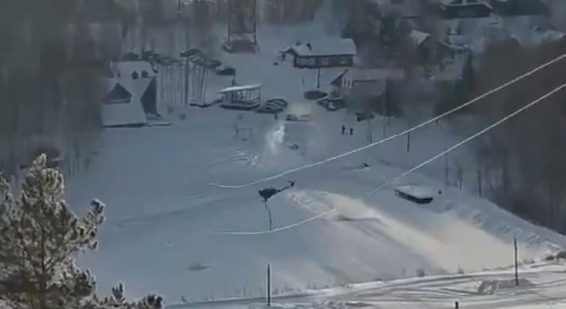 Sífelvonó kábeleibe akadt és lezuhant egy helikopter két üzletemberrel Oroszországban – videó