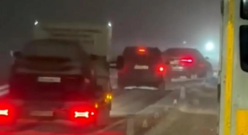 Őrjöngött egy kamionos a havas M1-esen, féregnek nevezte az autósokat