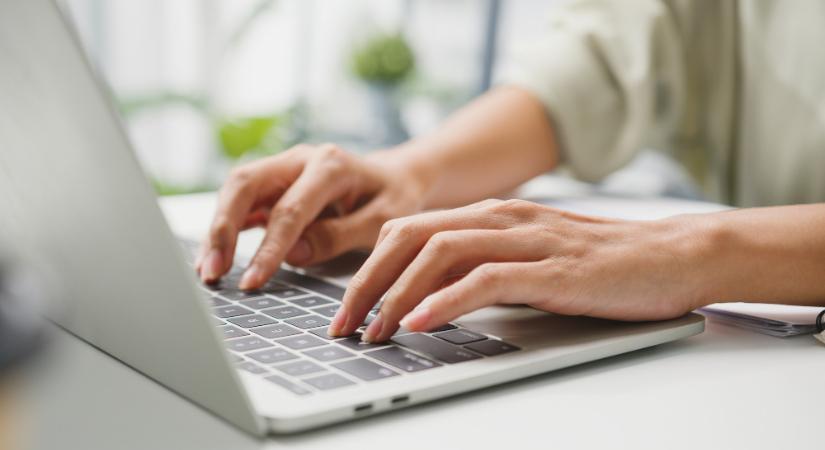 Büntetnék a tiszteletlenséget az online térben is