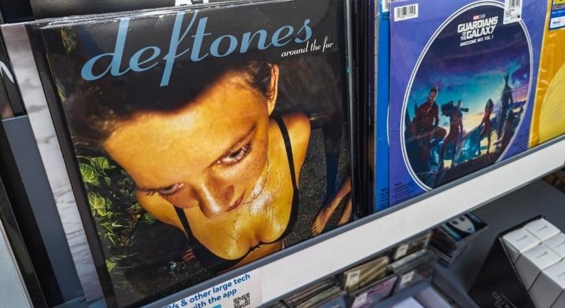 Évtizedek után kiderült, ki a csinos lány a világhírű metálbanda ikonikus borítóján (videó)