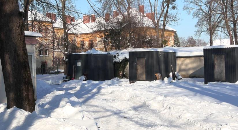 Vörös kód a hidegben: kiürültek a közterületek