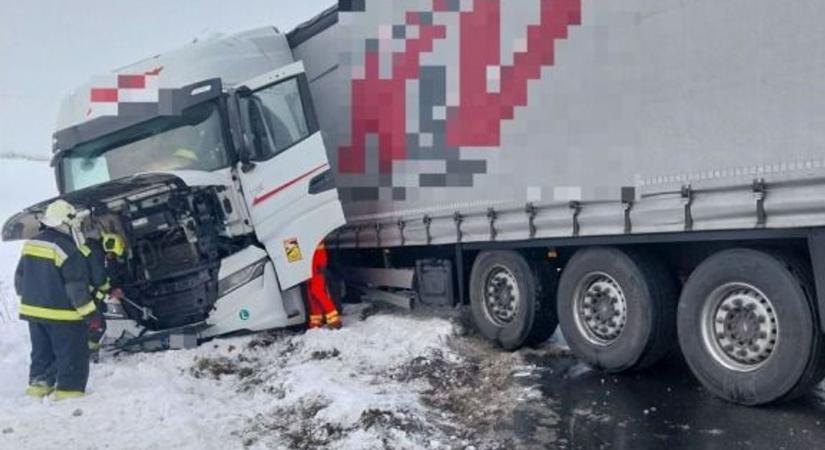 Felborult jármű, kicsúszott busz, elakadt autók: továbbra is sok munkát ad a hó a tűzoltóknak fotók