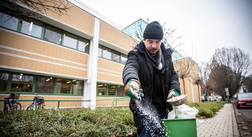 26 tonna sóval készül a beígért ónos esőre Kozármisleny