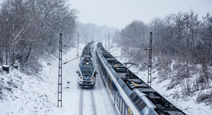 Titkolja a MÁV a késéseket, a hazug, geci Lázár János facebookozása sem menti meg az utasokat a valóságtól