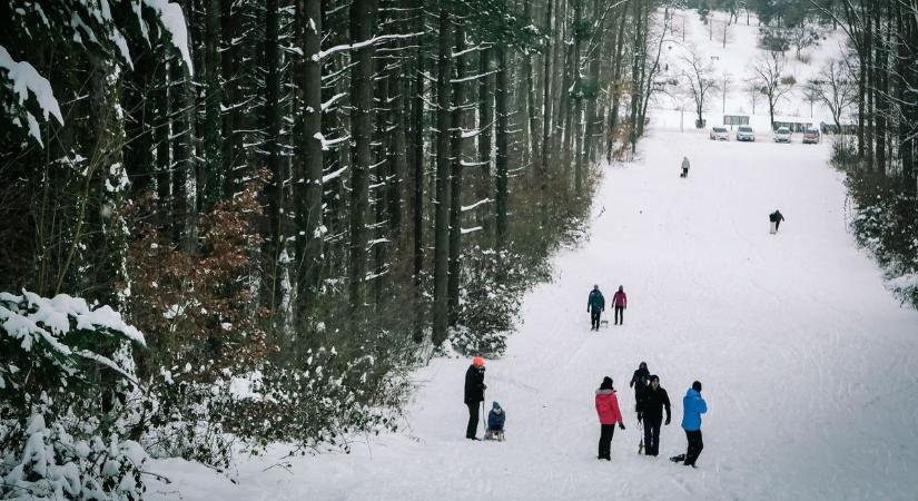 A zalaiak kreatívak: ha nincs szánkó, jöhet helyette a gumimatrac (galéria, videó)