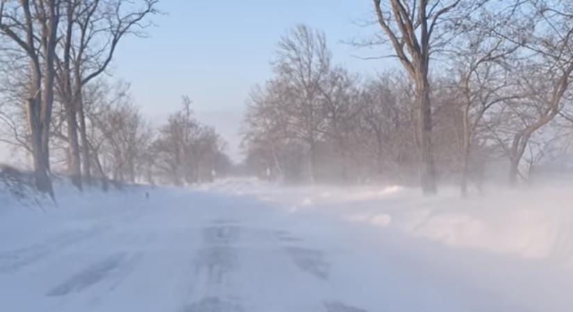 Hófúvások miatt utakat zártak le Fejér megyében