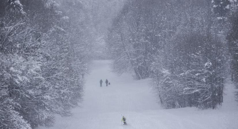 Riadót fújt a HungaroMet: a hófúvás veszélye miatt narancssárga riasztást adtak ki a Balaton-Budapest tengely mentén fekvő járásokra