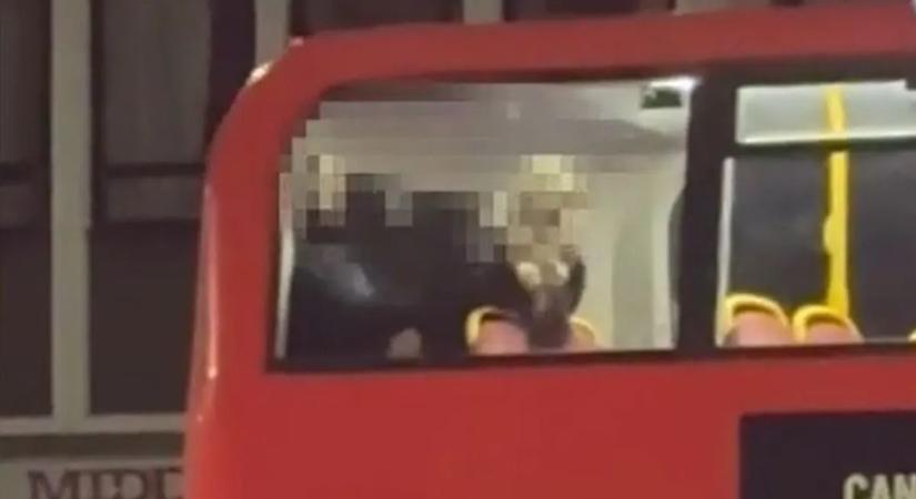 Szex a busz hátsó ülésén: mindenki szeme láttára esett egymásnak egy pár – videó