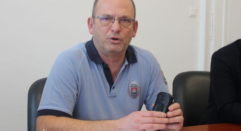 Testkamerákkal teszik átláthatóbbá a rendőri intézkedéseket Komáromban