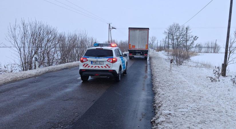 Egy balesetveszélyes pótkocsi miatt kellett intézkedniük a rendőröknek
