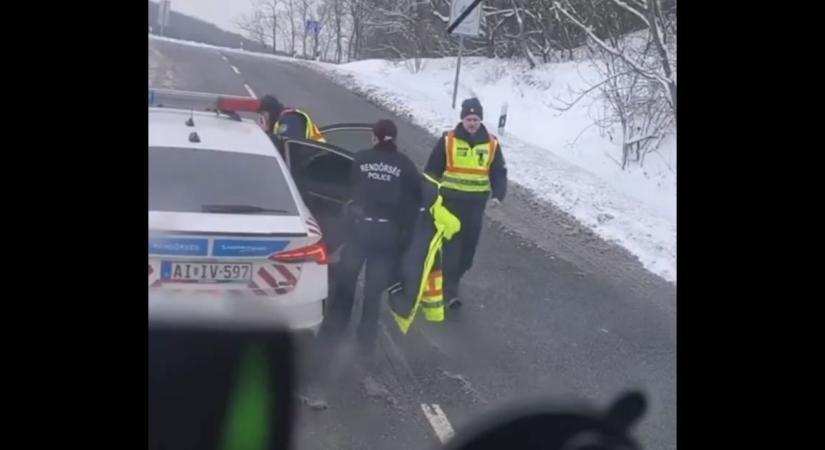 Megbüntettek a rendőrök egy kamionost, mert elakadt a hóban