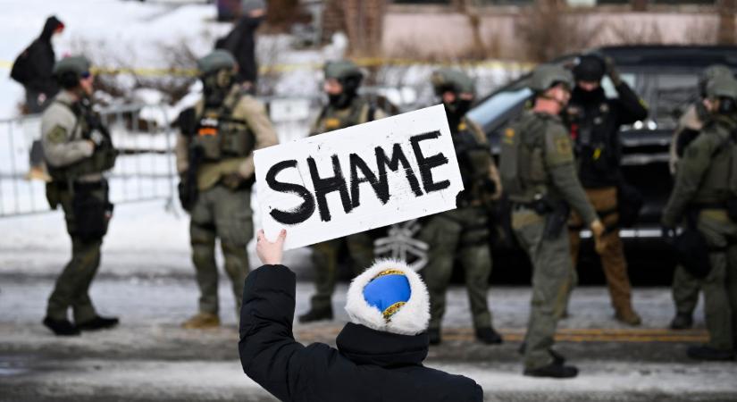 Szintet lépett a megosztottság: ICE-ügynökök lelőttek egy amerikai nőt