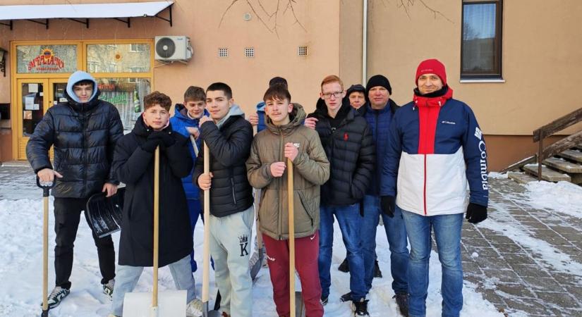 Fiatalok hólapátolásra fel! – celldömölki diákok is lapátot ragadtak