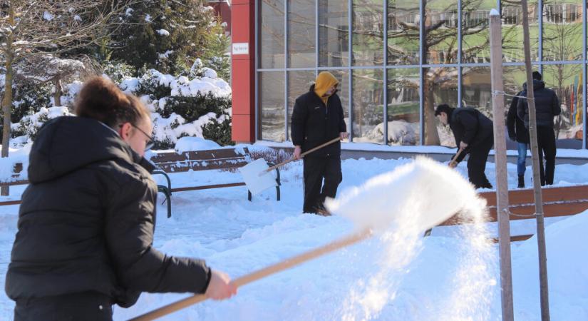 A NASZI diákjai is lapátolták a havat