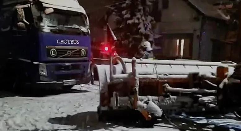 Kamion és teherautó közé szorult egy hókotró Szadán