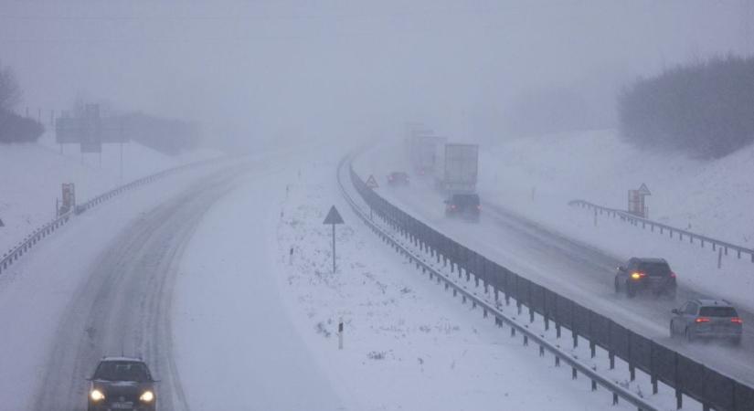 Olyan erős a hófúvás Fejér vármegyében, hogy több település is el van vágva a külvilágtól – Videó