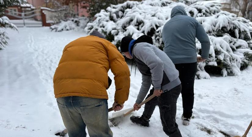 Megköszönte a miniszter a szakképzős diákok, nevelők munkáját a hóeltakarításban