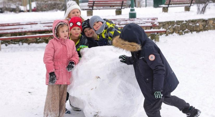 Hóemberek, szánkók és hógolyócsata: a szegediek sem maradtak otthon a havazáskor