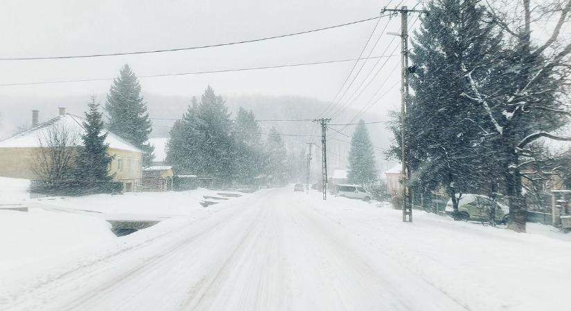 Jégvarázs a valóságban: Úrkút és Szentgál a havazás fogságában